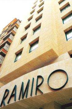 Fachada del Hotel Ramiro I